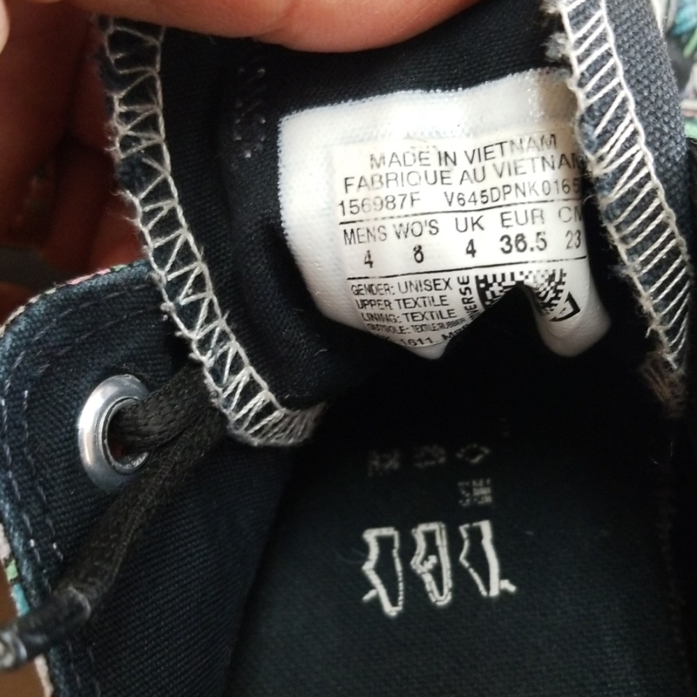 Women's Converse. I Have Two Sizes(Size 6 )And (Size 8) - Picture 5 of 5